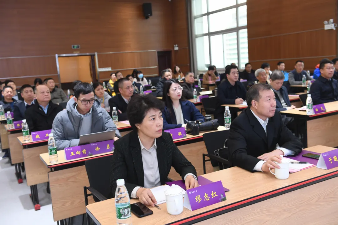 江蘇廣電局與南京大學(xué)簽署戰(zhàn)略合作框架協(xié)議，在全媒體中心建設(shè)等六個(gè)方面合作